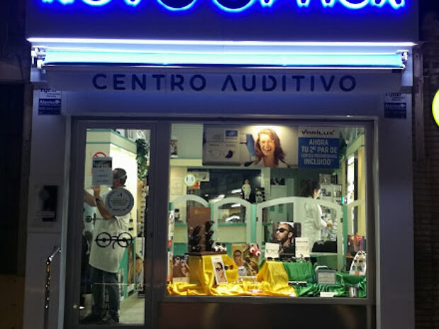 Centro auditivo Novooptica en Fuente Álamo de Murcia: pruebas y adaptación de audífonos, reparación y diagnóstico