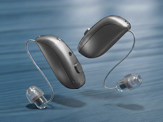 Dos audífonos RIE sobre madera azul